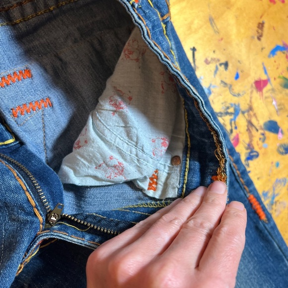 True Religion Billy Big T Jeans with Signature Stitching & Classic Denim Wash - Picture 5 of 10